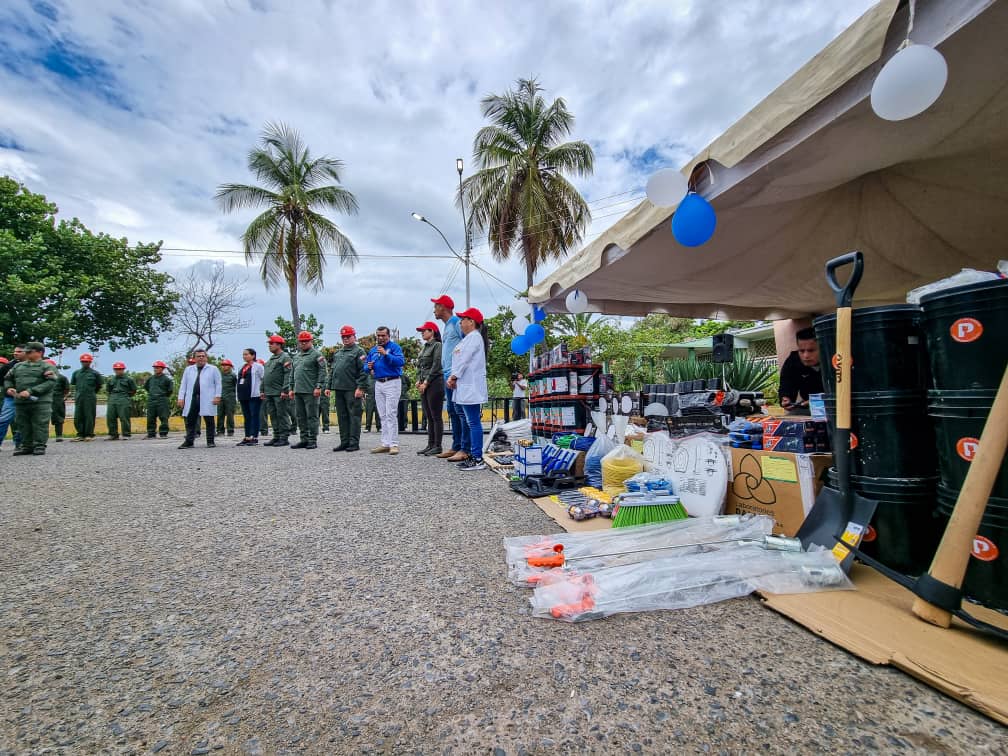 HilciasNeptali's tweet photo. Por lineamientos del Pdte @NicolasMaduro Estado #Sucre recibió 10 Kits de materiales y herramientas para la rehabilitación de 10 hospitales más de la red de salud primaria, para sumarse a los 100 que hemos venido interviniendo.

@GPintoVzla
#SucreConMaduro 
#EnVzlaCelacEsCiencia https://t.co/WADHM7pRCC