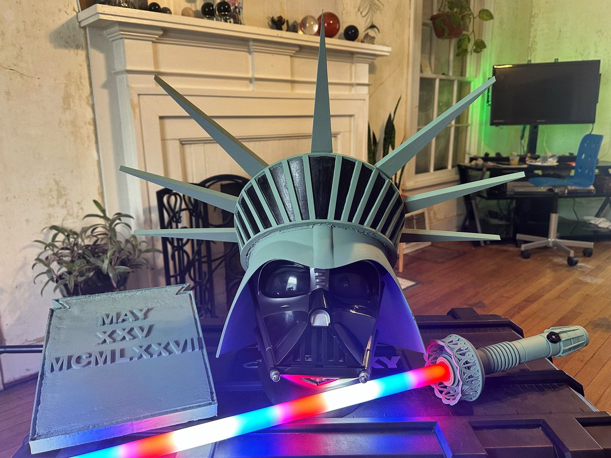 zaptrader_'s tweet photo. Picking up my “Statue of #LibertyVader” suit today! — #STARWARS #disney #starwarsfan #sith #mandalorian #babyyoda #vader #maytheforcebewithyou https://t.co/pMaYah6iZz
