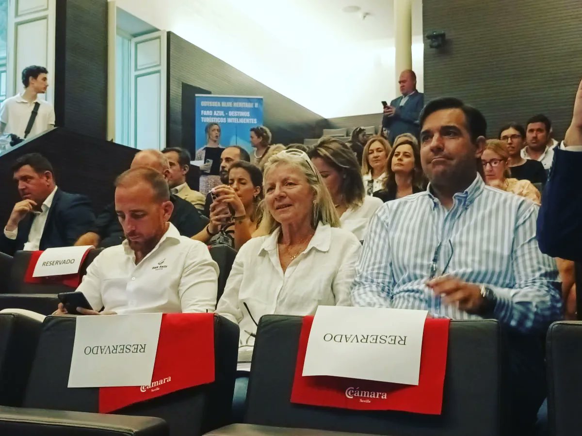 Medio centenar de empresas andaluzas y portuguesas han participado en la #jornada sobre Oportunidades de #TurismoAzul en #Sevilla, #Huelva y #Faro, celebrada en Cámara de Comercio Sevilla.

Al acto asistió el grupo de #compañeros periodistas que vivieron el #PressTrip a Faro.