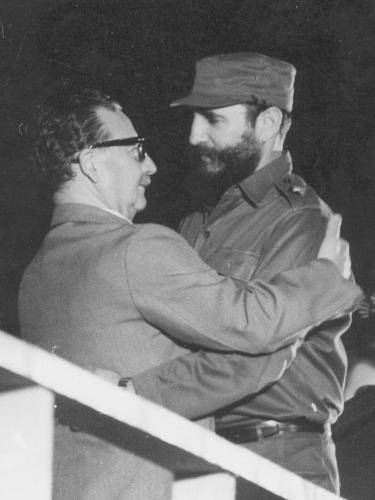 #LunesConMarx Allende nació el 26/06/1908. Cuando el golpe fascista en Chile las noticias eran confusas. Una decía que Allende se había entregado y volaba asilado a México. #Fidel dijo: 'Eso es falso. Salvador no se rinde ni se entrega'. Fidel, como Marx, conocía a los hombres.