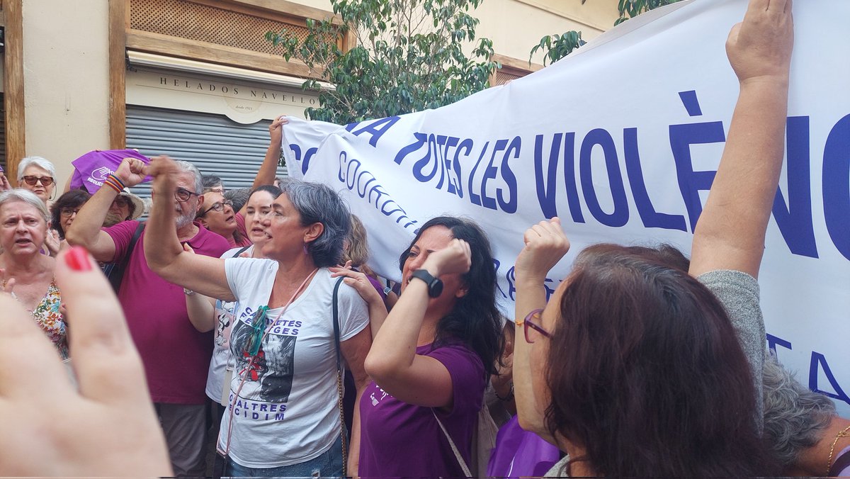 ciborra_cloti's tweet photo. Avui s'ha constituït les Corts Valencianes i les feministes ens hem concentrat per mostrar el nostre rebuig a la presència de feixistes a les institucions, no farem cap pas enrere en drets i llibertats. Avui, ahir i demà, seguim i seguirem! #FeminismeAntifeixista https://t.co/qnOBAqJF44