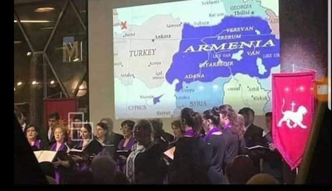 @Kardoukhia Bu fotu 5 yıl önce fransada ermeni diaspora toplantısında çekilmiş bi karedir. 
Kurdlerin en büyük ve gizli düşmanları ermenilerdir. 
Kurdler ermenileri tanımadıkça bilmedikçe hiç bi zaman gerçek düşmanını tanıyamıyacak.
Ermeniler her işgalcide kendilerini iyi kamufle etmişler.