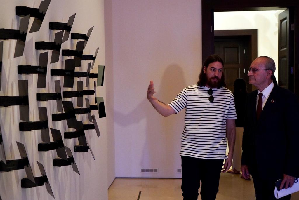 El Museo <a href="/thyssenmalaga/">Museo Carmen Thyssen</a> presenta 'Panopticon', un proyecto de <a href="/cachitovalles/">Cachito Vallés</a> que reflexiona sobre la relación persona-máquina. Dos piezas, 'Panopticon' y 'The Missmatch', se instalan en la Sala Noble ofreciendo al visitante participar en la muestra