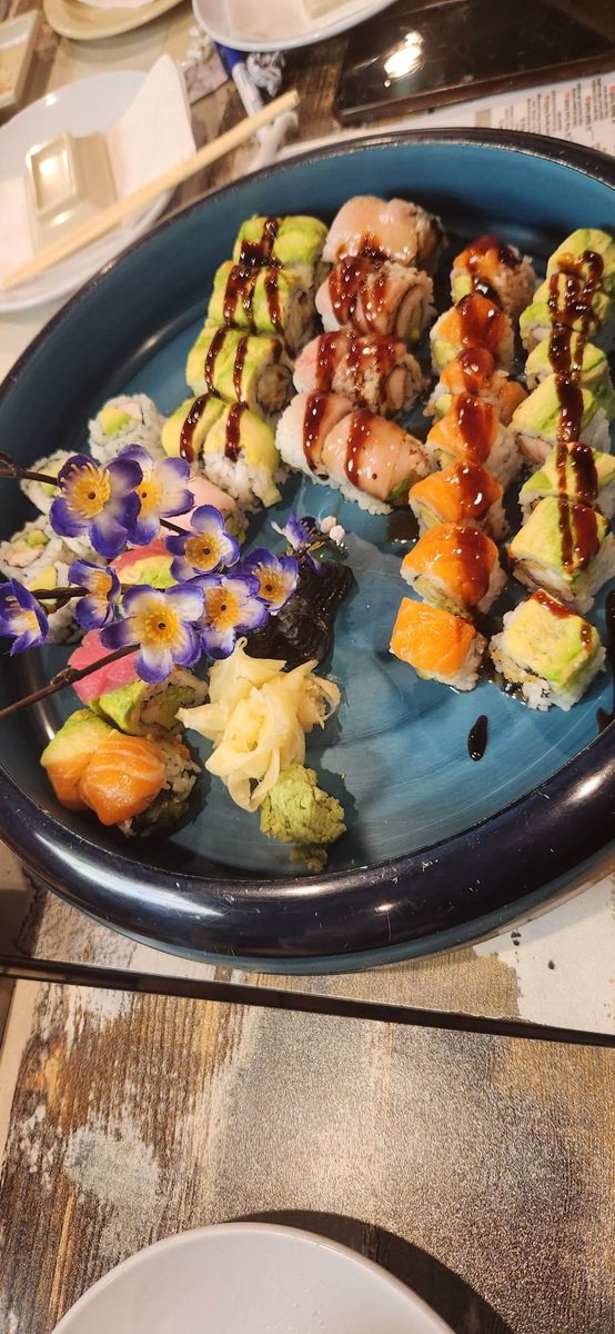 PatlanLeah's tweet photo. Hands down best sushi place in town🙌❤️‍🔥❤️‍🔥🤤 #izumi https://t.co/t0SypwKeSO