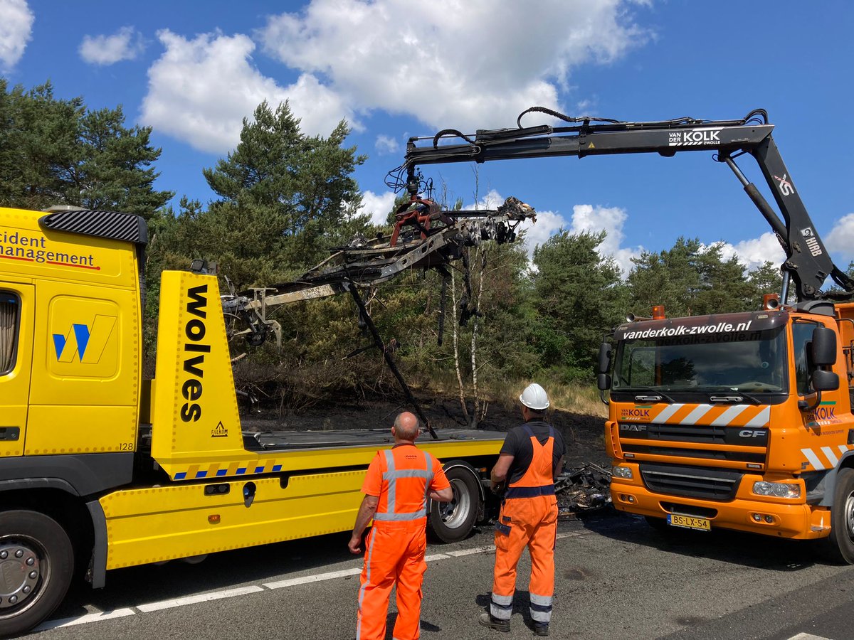 De opruimwerkzaamheden op de #A50 zijn in volle gang, maar gaan langer duren dan verwacht. Tot 13:30 uur rijdt het verkeer over één rijstrook. We adviseren weggebruikers vanuit het noorden om tot die tijd de omleiding vanaf knp. Julianaplein via de A7, A6 en A27 te volgen.