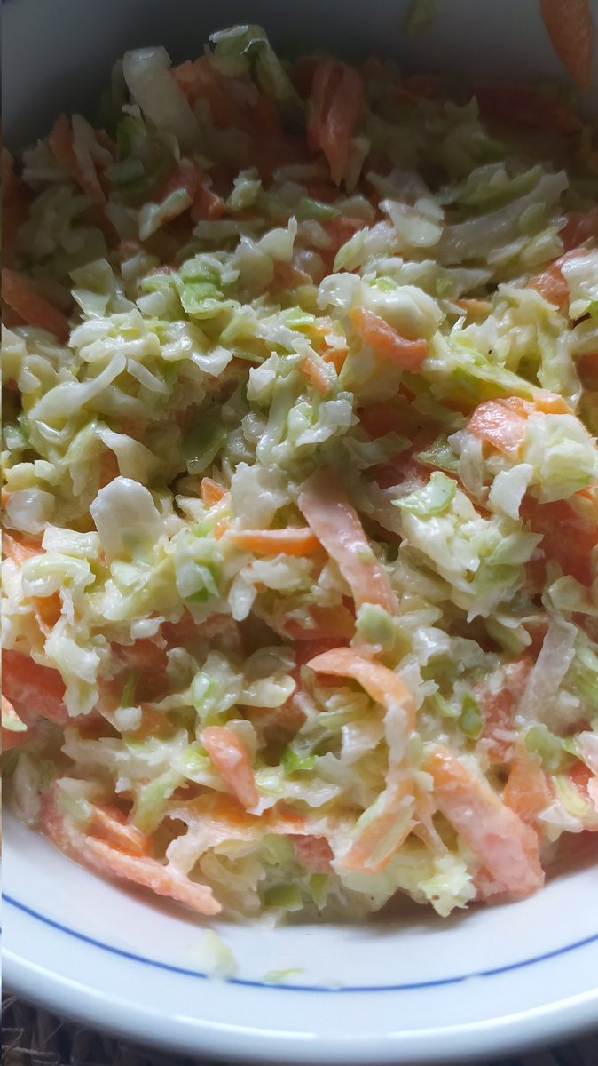 vareckou's tweet photo. Oběéééd... 😉
Kuřecí vývar se zeleninou a vajíčkem.
Marinovaný vepřový bok na česneku, bramborová kaše.
Salát coleslaw.
Dobrou chuť #zeStatku 💕 https://t.co/SH0gNBuUI9