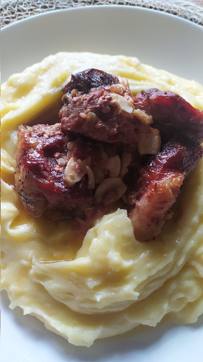 vareckou's tweet photo. Oběéééd... 😉
Kuřecí vývar se zeleninou a vajíčkem.
Marinovaný vepřový bok na česneku, bramborová kaše.
Salát coleslaw.
Dobrou chuť #zeStatku 💕 https://t.co/SH0gNBuUI9