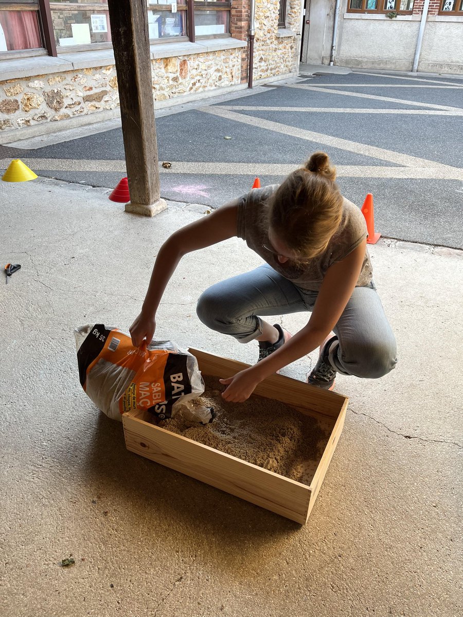 Initiation à l'archéologie pour les enfants = préparation des bacs à fouille !  ⛏️

#ecole #Archaeology #préhistoire