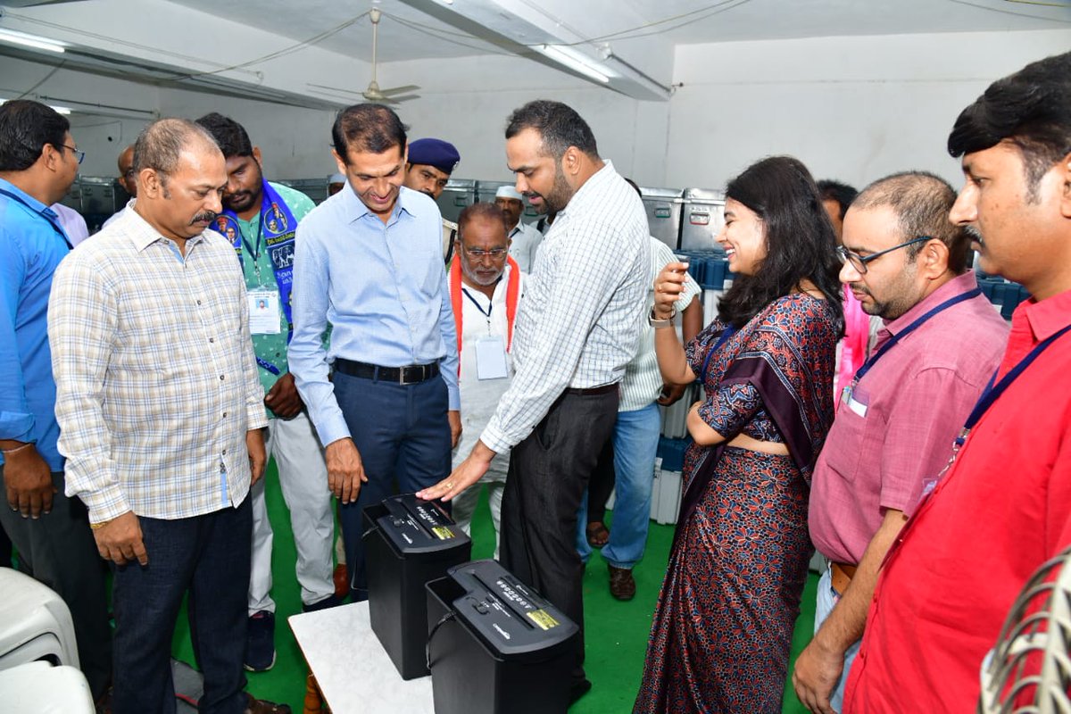 Collector_KNR's tweet photo. తేదీ: 26/06/2023  EVM ల FLC లను పరిశీలించిన అబ్జర్వర్ అబాసాహెబ్ ఆత్మారాం కావాలే (AA Kawale)జిల్లా కలెక్టర్ ఆర్ వి కర్ణన్, సి పి సుబ్బారాయుడు, అదనపు కలెక్టర్ల�� గరిమ అగర్వాల్ లోకల్ బాడీస్,జి. వి.శ్యామ్ ప్రసాద్ లాల్, ట్రైని సంయుక్త కలెక్టర్ నవీన్ నికోలాస్. కరీంనగర్ https://t.co/6Hrenc1OHO
