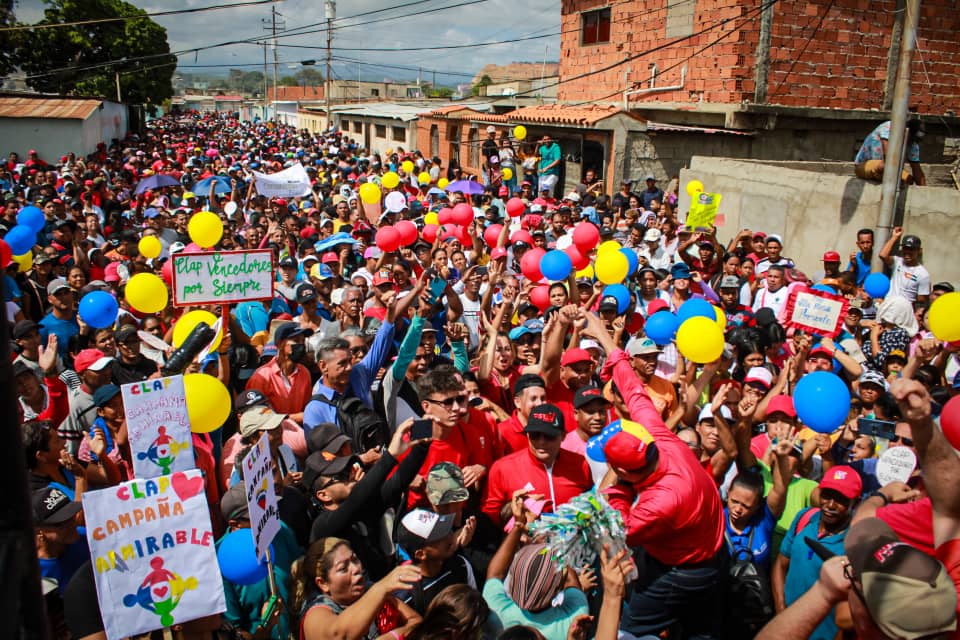 FidaesSuc's tweet photo. Una gran movilización se realizó a lo largo de la Av. Panamericana hasta la comunidad de Bebedero #Cumaná, liderizada por el Gobernador Almte. @GPintoVzla

#SucreConMaduro 
#EnVzlaCelacEsCiencia https://t.co/rCUanNtmaB