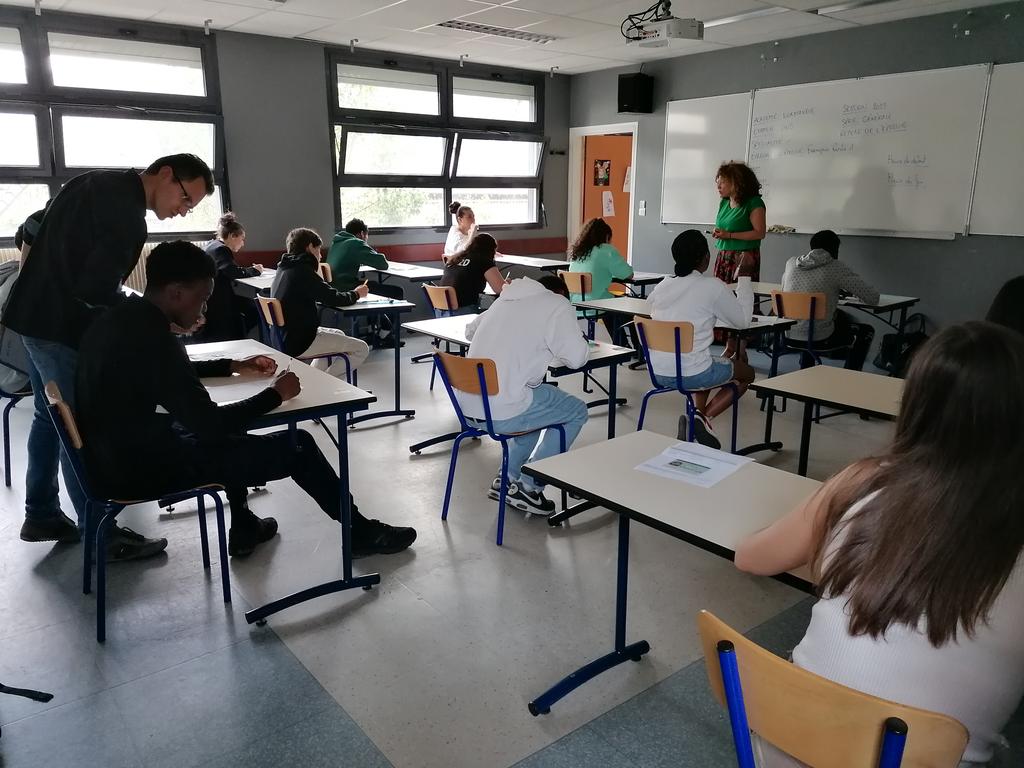 Lancement de l'épreuve de #français du diplôme national du #brevet 2023 ce matin au #collège Camille Claudel de #Rouen en présence de la directrice académique et du directeur académique adjoint : belle réussite à tous les candidats seino-marins pour ce premier examen ! #DNB