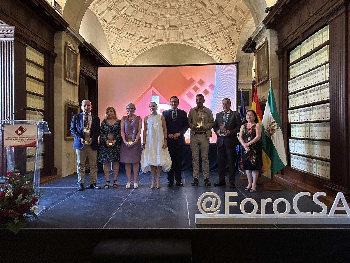 Finaliza el acto de entrega de #PremiosImplaciónSocial23 con la foto de familia de los galardonados. 

¡Enhorabuena premiados!