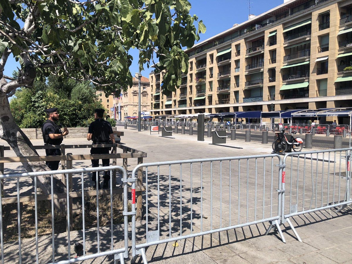 Papalimalima1's tweet photo. MARSEILLE CONFINEE : Les images habituelles quand Macron se déplace avec sa garde prétorienne, Marseille si trépidante est devenue une ville morte.  Et la chose qui nous gouverne va s'y installer 3 jours, même le vieux port n'y échappe pas.
Ce type nous coute un pognon de dingue https://t.co/GIwYD8lX6R