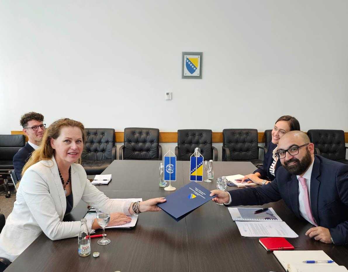 Zamjenik ministra finansija i trezora BiH Muhamed Hasanović predao rezidentnoj koordinatorici UN-a u BiH Ingrid Macdonald potpisano pismo podrške Prijedlogu programa povećanja spremnosti za pandemiju u BiH. Više na: mft.gov.ba/Publication/Re…