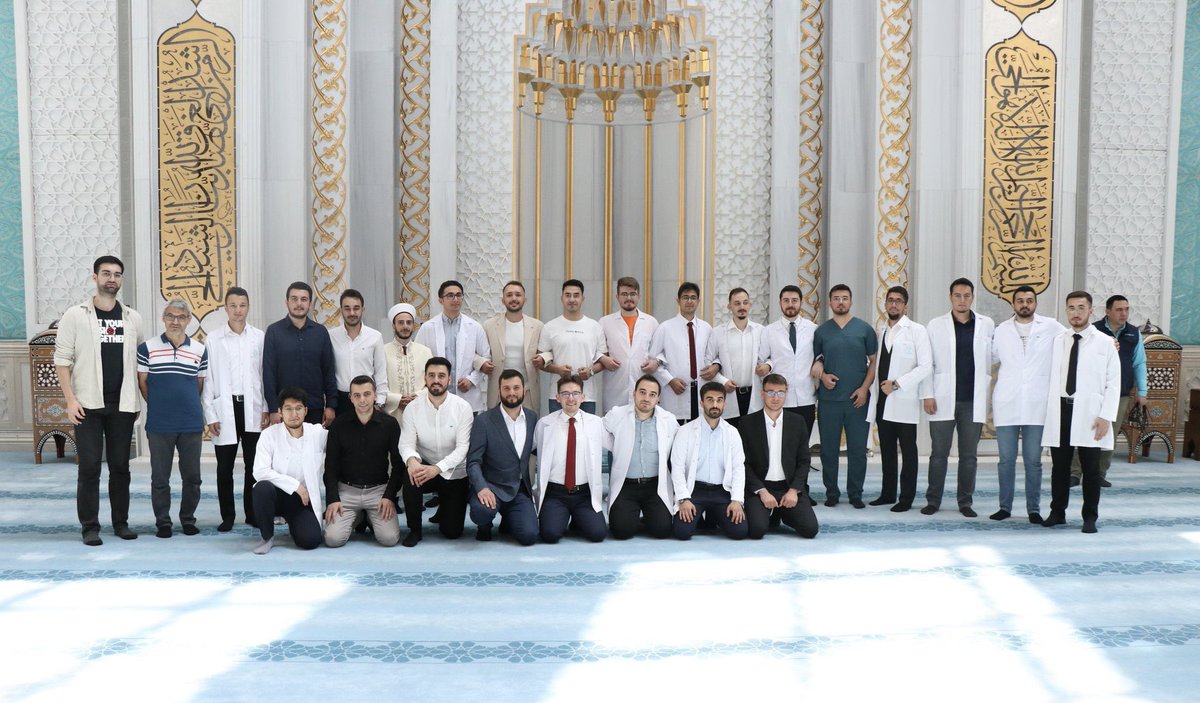 Allah korkusu olan hastaları kendi aile ferdi gibi gören Ankara’da bir grup Tıp Fakültesi öğrencisi, mezuniyet törenlerini camide Bismillah diyerek gerçekleştirerek dualarla mezun oldu.

( Türkiye’s Economy Channel )