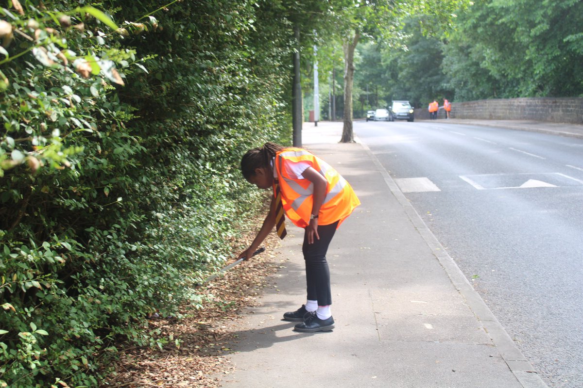 CHCHSLeeds's tweet photo. Last Friday students and staff joined @irwinmitchell to undertake a litter pick in our local community. Every small act makes a difference as we work towards a cleaner future.
#reuse #greenerfuture #takeithomewithyou #putitinthebin #lovewhereyoulive https://t.co/BfhqnPWu87