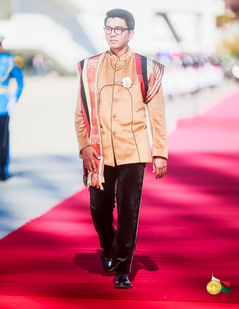 SE_Rajoelina's tweet photo. 26 juin 1960 - 26 juin 2023. Nous célébrons aujourd'hui le 63ème anniversaire du retour de l'Indépendance de #Madagascar, placé sous le thème de l'Union. Rassemblons toutes nos forces pour faire rayonner Madagascar. Joyeuse #FêteNationale à tous les #Malagasy où que vous soyez 🇲🇬 https://t.co/cVUGE8mfCw