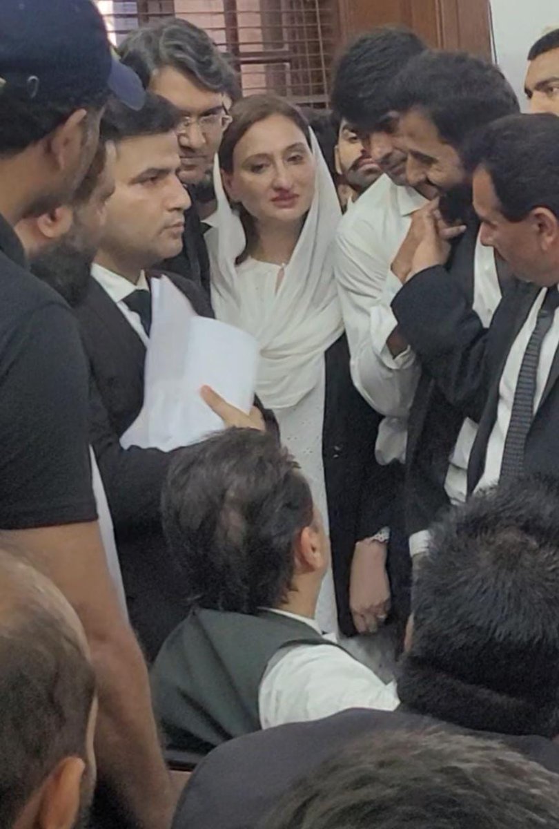 KaliwalYam's tweet image. ملائکہ بخاری آج عدالت میں خان صاحب کے ساتھ۔۔۔

ملائکہ بخاری برٹش پاکستانی ہے جو برطانیہ میں وکالت کر رہی تھی اور بہت اچھی زندگی گزار رہی تھی لیکن پاکستان اور عمران خان کی خاطر برطانیہ چھوڑ کر پاکستان اگئ۔

ملائکہ بخاری سوچ رہی تھی پاکستان کی بہتری کے لئے کام کروں گی لیکن اسے کیا