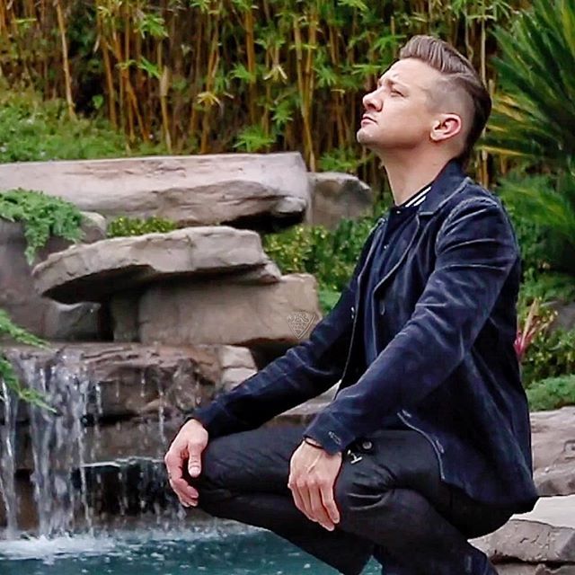 Starting the week meditating with @jeremyrenner, much love and peace in all ways! ❤️
#jeremyrenner #Unstoppable #loveandtitanium # Rennervations #hawkeye #mayorofkingstown