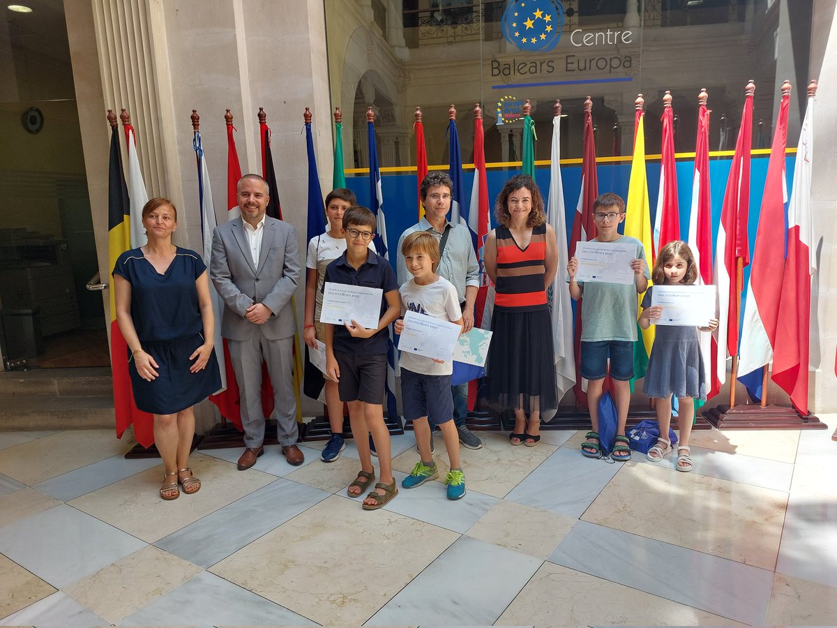 La Consellera d'Hisenda i Relacions Exteriors en funcions, <a href="/Rosanchezgrau/">Rosario Sanchez Grau</a> ha lliurat els premis del concurs musical d'interpretació de l'Himne d'Europa amb qualsevol instrument. Enhorabona als guanyadors!
tn.caib.es/PremisDiadeEur…
 #DiaDEuropa #Música #IllesBalears