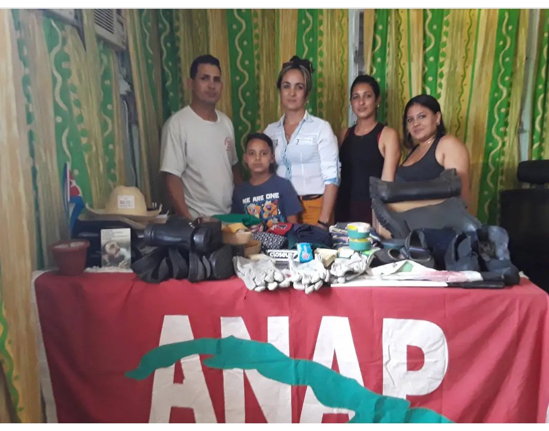 Continúan los aportes solidarios  a las familias afectadas por las lluvias en las provincias orientales, los campesinos cubanos presentes. #FuerzaCuba   #AnapCuba