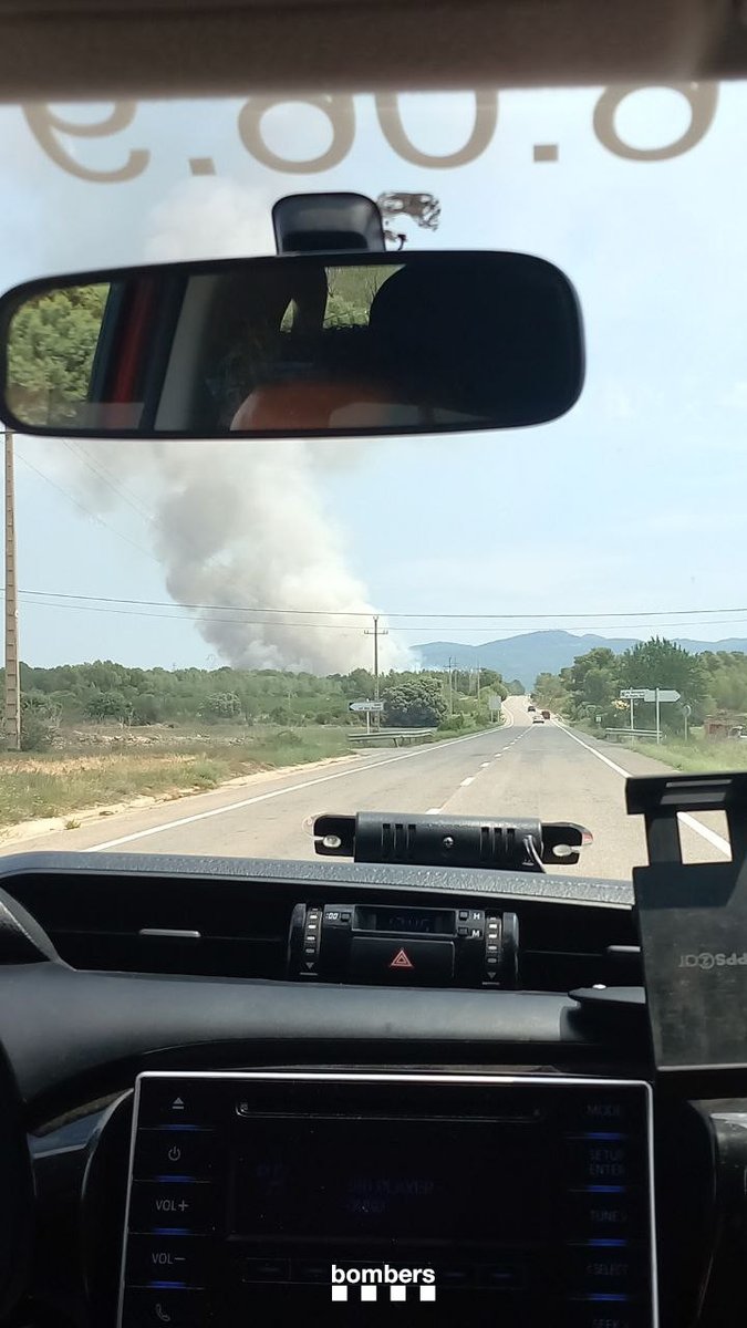 A El Pla de Santa Maria, 13 dotacions #Bomberscat 2 de les quals aèries #MAER actuen en un incendi agrícola a l'alçada del pk 207 de l'AP2, en direcció a Mas del Plata. Comencem a treballar el flanc esquerre