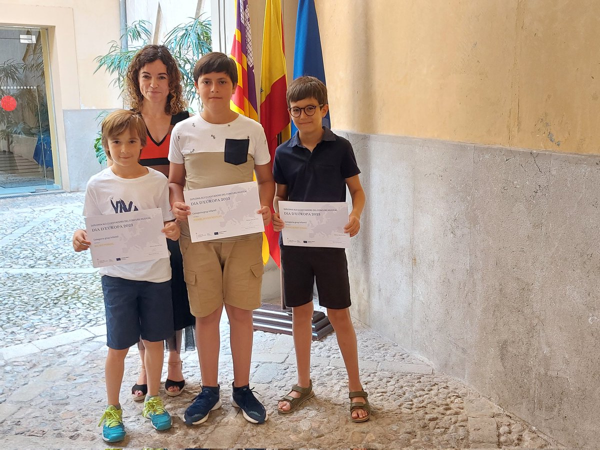 Molt contenta de lliurar els premis del concurs musical del Dia d'Europa 2023 a les Illes Balears! La música és una forma meravellosa de celebrar la pau i la unitat del continent. Felicitats als guanyadors i a tots els participants per la seva creativitat i talent musical! 🎶🎵