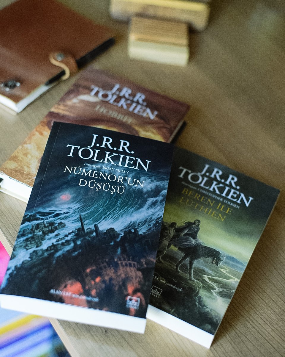 Güç Yüzükleri’nin dövülmesinden Barad-dûr’un inşasına ve Sauron’un yükselişine kadar tüm Orta Dünya’yı etkileyecek olayları konu alan Númenor’un Düşüşü şimdi tüm kitapçılarda! 🏛️