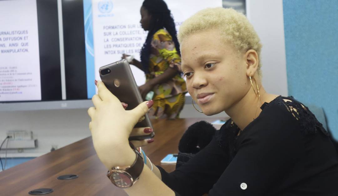 MONUSCO's tweet photo. 3⃣0⃣ jeunes formés à Kinshasa se lancent dans la lutte contre la désinformation !

« A partir d’un smartphone, je vais produire des vidéos pour relayer des bonnes informations »
@BlessingKasasi, membre d’un club de relais.

Ensemble, combattons les fausses nouvelles. https://t.co/6mRwjajT73