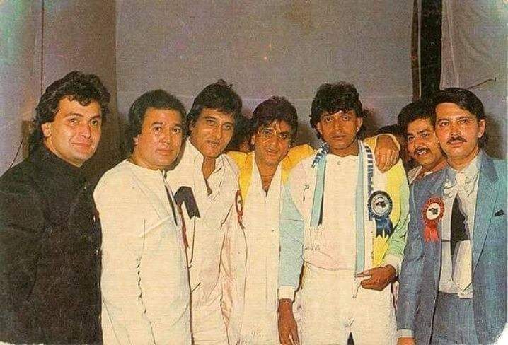 very rare photograph of hindi 
cinema world 
Golden era 
all artist gathered in one frame
here in this prestigious super pic.

#RishiKapoor 
#rajeshkhanna 
#VinodKhanna 
#jitendra 
#MithunChakraborty 
#MithunDa 
#SatishShah 
#RakeshRoshan