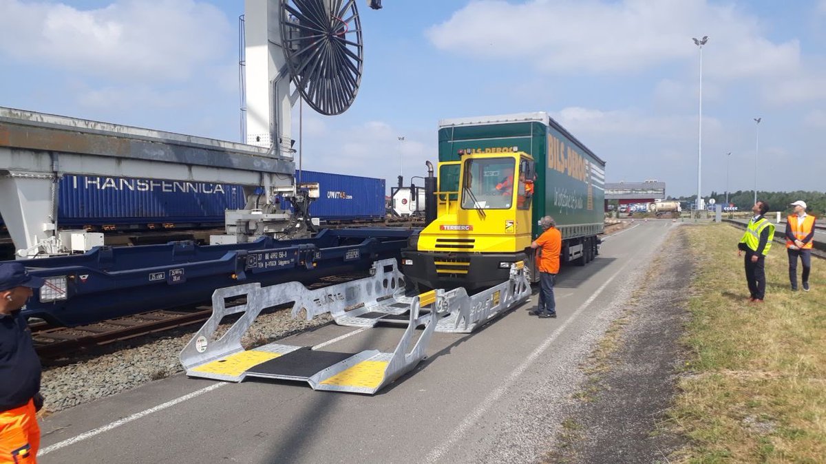 FretFerroviaire's tweet photo. ✅Des innovations pour le #FretFerroviaire français présentées au terminal de Dourges ✅

➡️ Lundi dernier, @vtgraileurope a présenté ses nouvelles solutions pour le #transportcombiné et le #ferroutage, à l’occasion d’un événement avec @norlinkports  1/12 https://t.co/TsLrEFGNWt