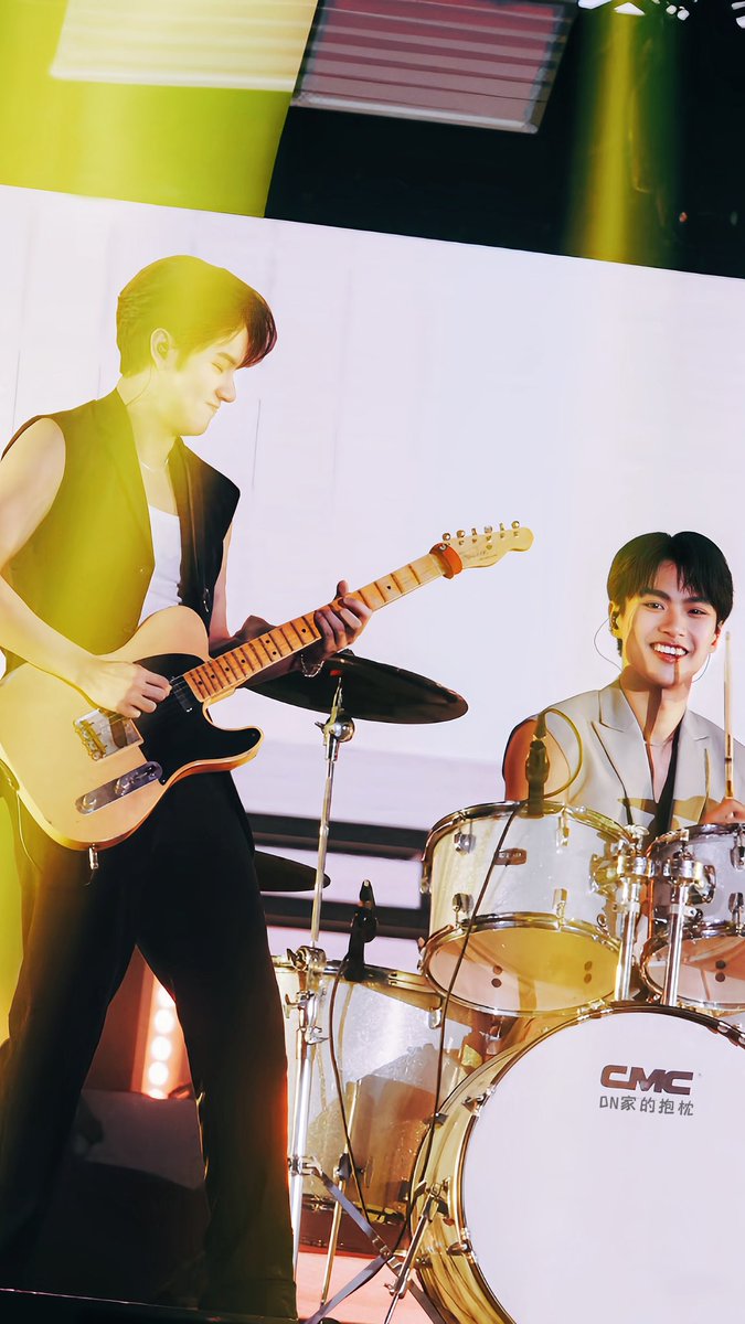 BKPP898's tweet photo. “吉他🎸和架子鼓🥁
互相闪耀着光芒”

#LOLFanFest2023D2 
#OhmNanon
#ohmpawat
#mynameisnanon https://t.co/XljY4UwioZ