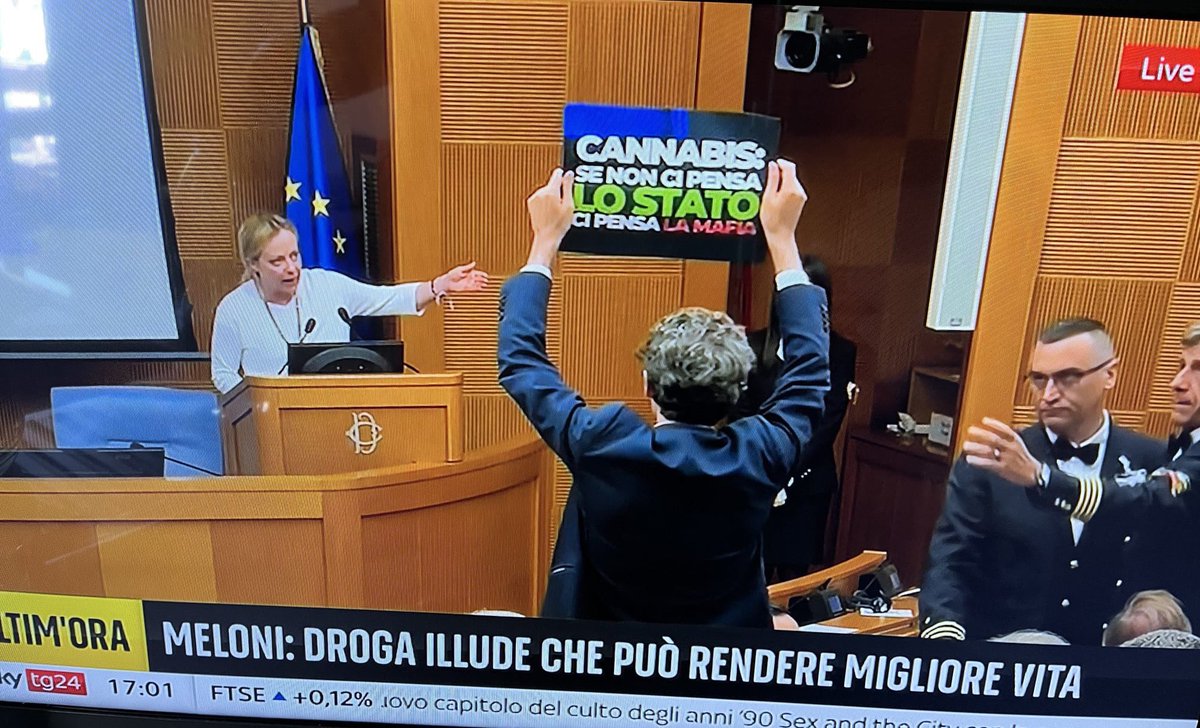 Blitz di <a href="/Piu_Europa/">Più Europa</a> alla Camera durante il convegno della Premier Meloni contro “la droga”.

Abbiamo interrotto questa serie di banalità proibizioniste per dire direttamente in faccia alla Premier che dopo 30 anni di menzogne il proibizionismo ha fallito. È ora di legalizzare la