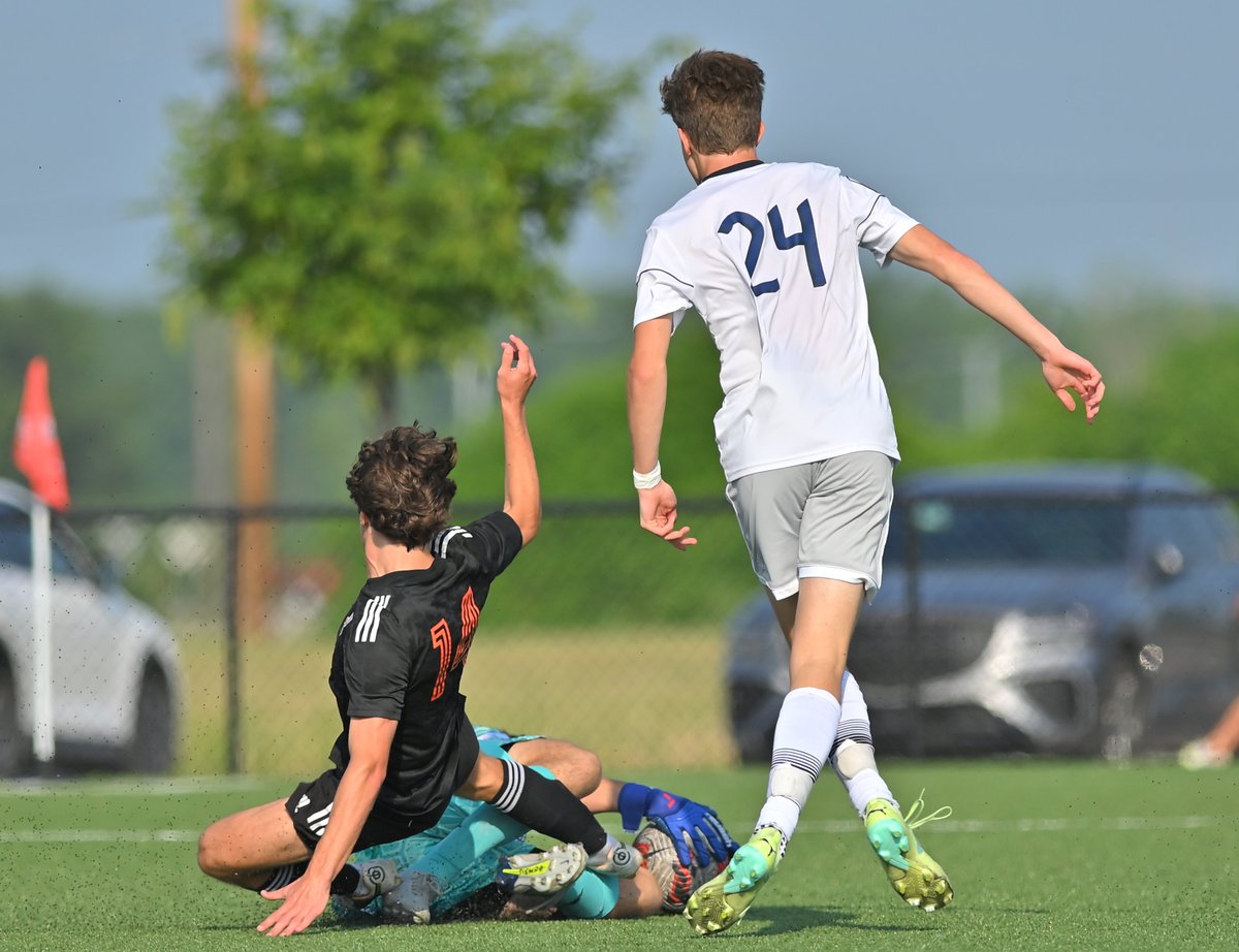 CadenKeeper23's tweet photo. Save sequence during @USYouthSoccer Midwest Regional group play.  Semifinal game tomorrow, 6/27, Creve Couer Soccer Park, Field 7, 10:30 AM. https://t.co/vObvy5tix0