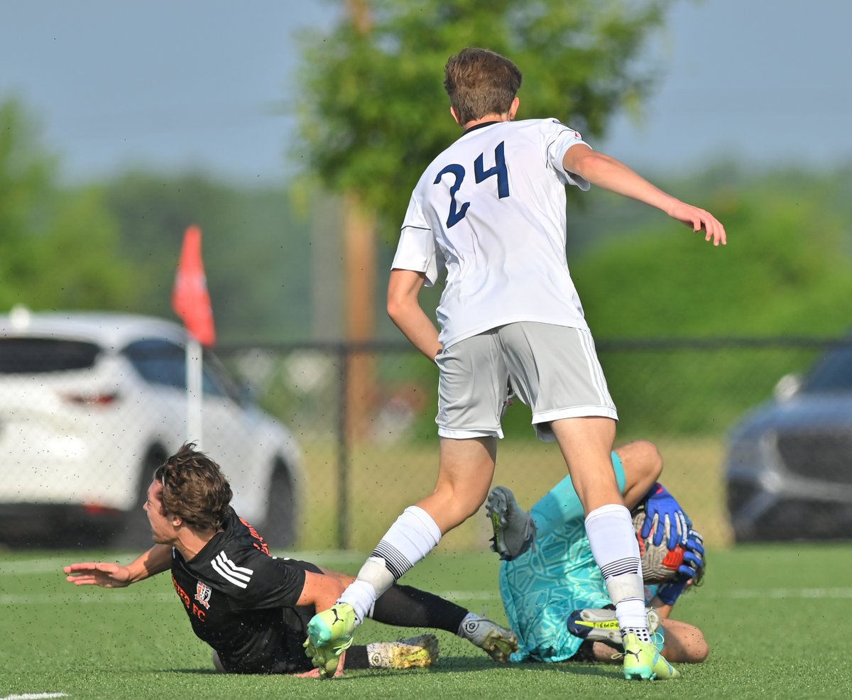 CadenKeeper23's tweet photo. Save sequence during @USYouthSoccer Midwest Regional group play.  Semifinal game tomorrow, 6/27, Creve Couer Soccer Park, Field 7, 10:30 AM. https://t.co/vObvy5tix0