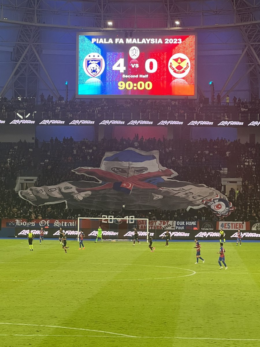 paantasticc's tweet photo. Abaikan scoreboard atas tu. Nak tunjuk tifo je. Huhu #JDTSEL https://t.co/DRTeR5gt27