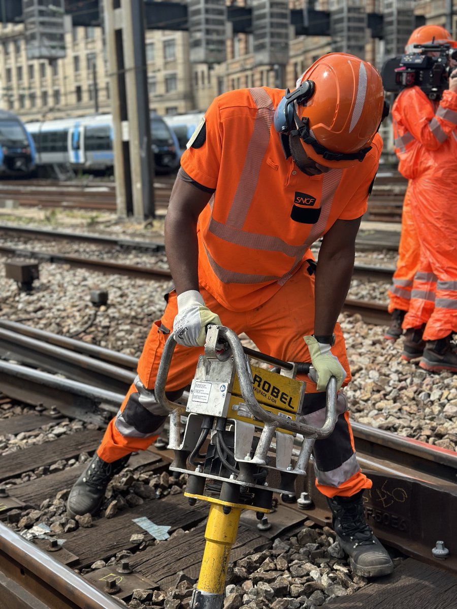 🎬 Une expérience unique de tournage en argentique de jour, comme de nuit a l’<a href="/InfraBlogPSL/">Infrapôle Paris Saint-Lazare</a> avec la réalisatrice lauréate de la Fondation Pernod Ricard Ana VAZ ! 🚧🔧 Mettons en avant nos métiers de l'ombre, ceux de nos agents <a href="/SNCFReseau/">SNCF Réseau</a> !