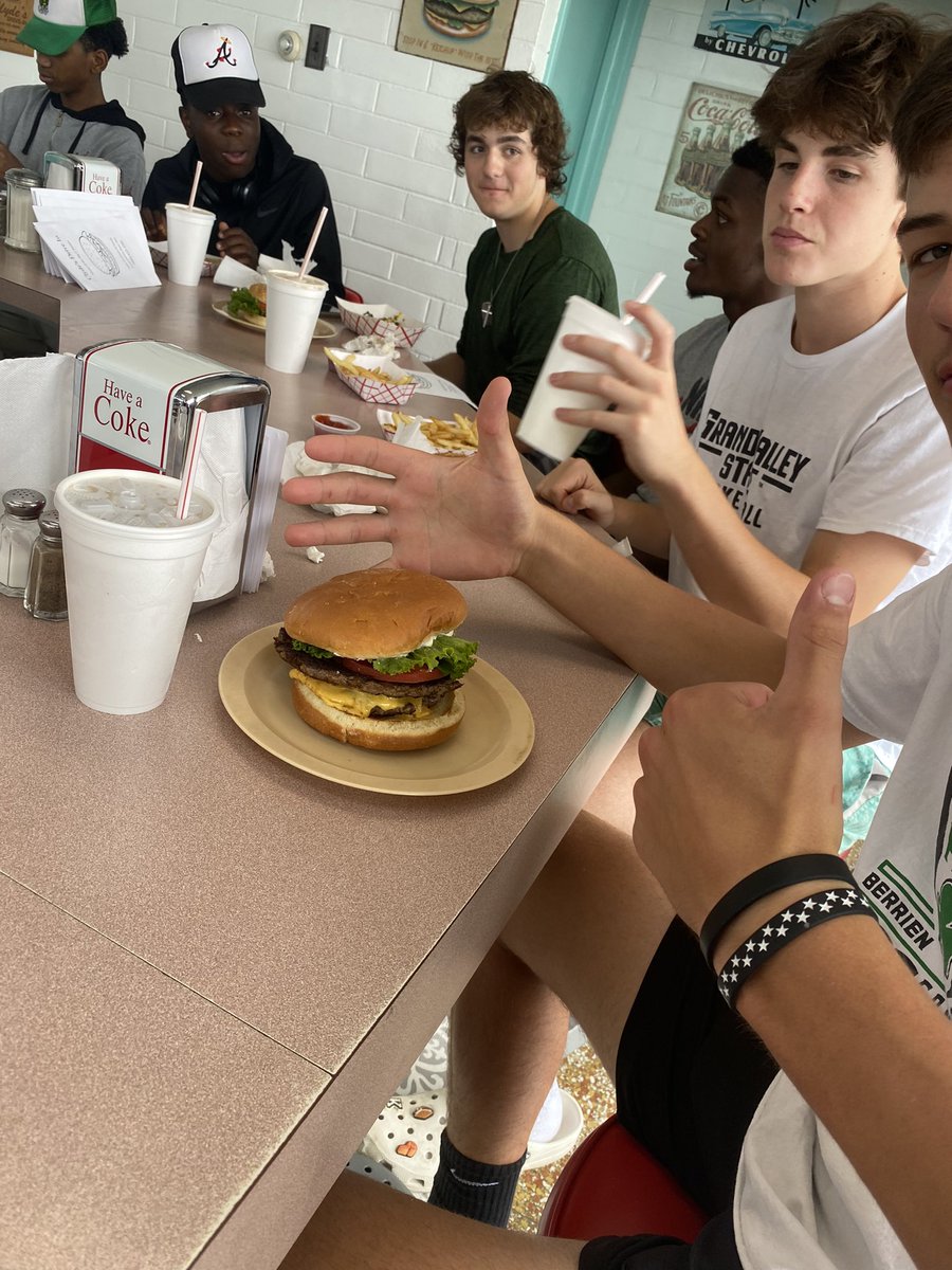 CBlaskohoop1's tweet photo. Shamrock Basketball had a great time at Lake Superior State Univ team camp! Tough competition, valuable experience and team bonding gained! Thanks to @CoachHettinga and staff for putting this on! https://t.co/v6gKvFdrRX