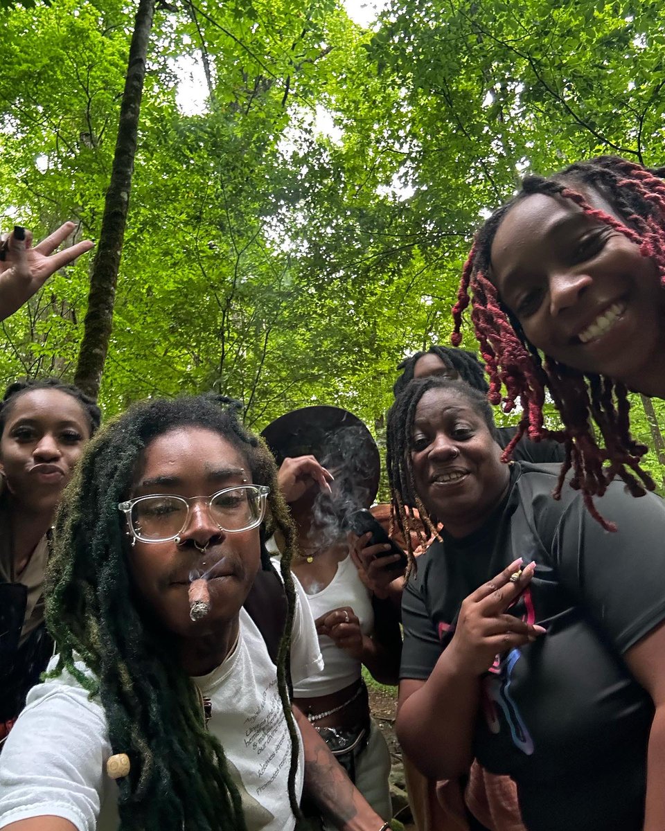 luvaboyzee's tweet image. Auntie Tola’s Annual Spiritual Retreat 2023 : Gatlinburg, TN 🪄💚🌳

I love my ladies so so so so so so much. They showed out this year . I gifted them with roses 🌹 see everyone (new and old) next June 🧿⛰️☀️🙏🏽 🧘🏽‍♀️