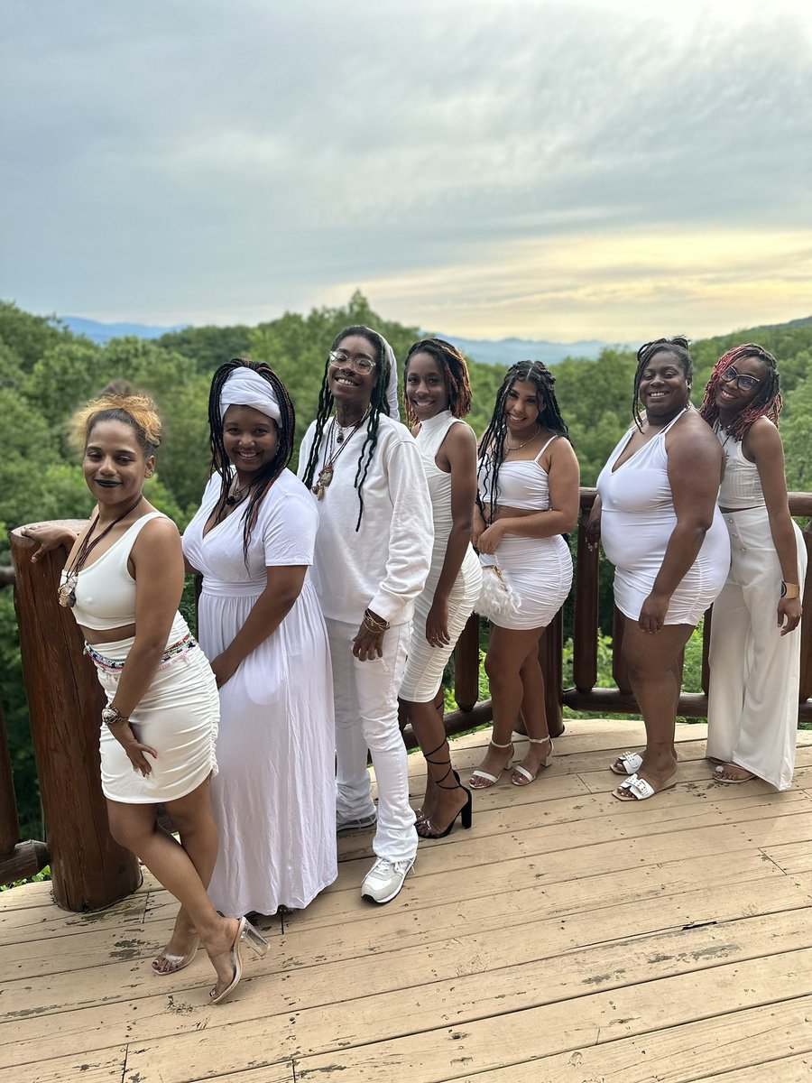 luvaboyzee's tweet image. Auntie Tola’s Annual Spiritual Retreat 2023 : Gatlinburg, TN 🪄💚🌳

I love my ladies so so so so so so much. They showed out this year . I gifted them with roses 🌹 see everyone (new and old) next June 🧿⛰️☀️🙏🏽 🧘🏽‍♀️