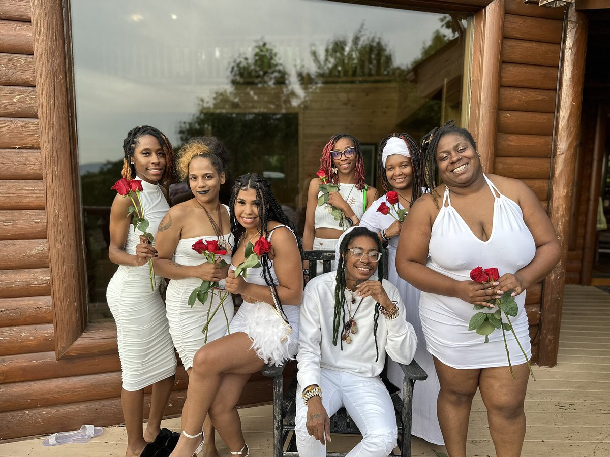 luvaboyzee's tweet image. Auntie Tola’s Annual Spiritual Retreat 2023 : Gatlinburg, TN 🪄💚🌳

I love my ladies so so so so so so much. They showed out this year . I gifted them with roses 🌹 see everyone (new and old) next June 🧿⛰️☀️🙏🏽 🧘🏽‍♀️