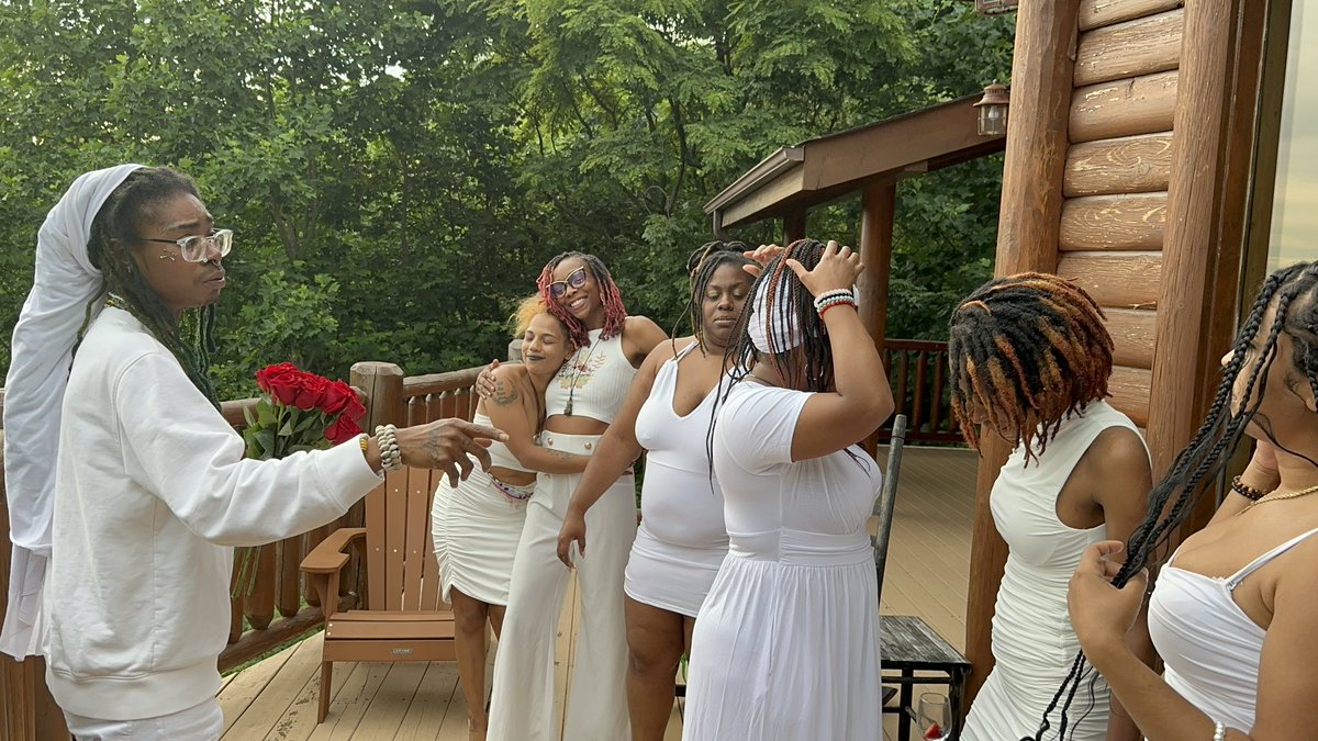 luvaboyzee's tweet image. Auntie Tola’s Annual Spiritual Retreat 2023 : Gatlinburg, TN 🪄💚🌳

I love my ladies so so so so so so much. They showed out this year . I gifted them with roses 🌹 see everyone (new and old) next June 🧿⛰️☀️🙏🏽 🧘🏽‍♀️