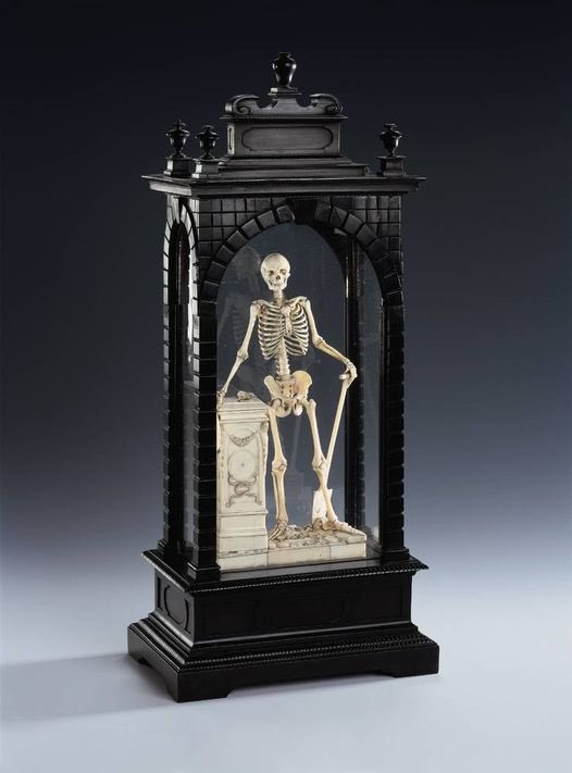 💀 Carved ivory and ebony skeleton with gravedigger's shovel, dated 1632. State Art Collections, Dresden. #mementomori
#MementoMoriMonday