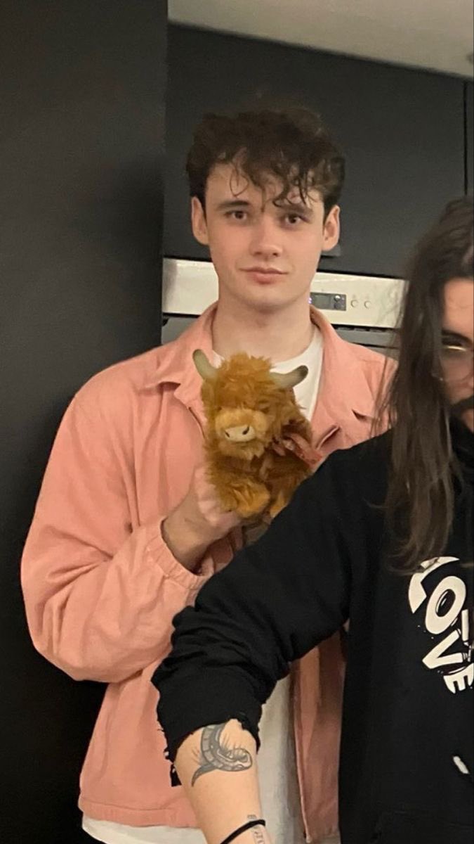 wilbur’s #1 thinkr misses wilbur 🇬🇧🎶🥚 on Twitter: "who is this man? i