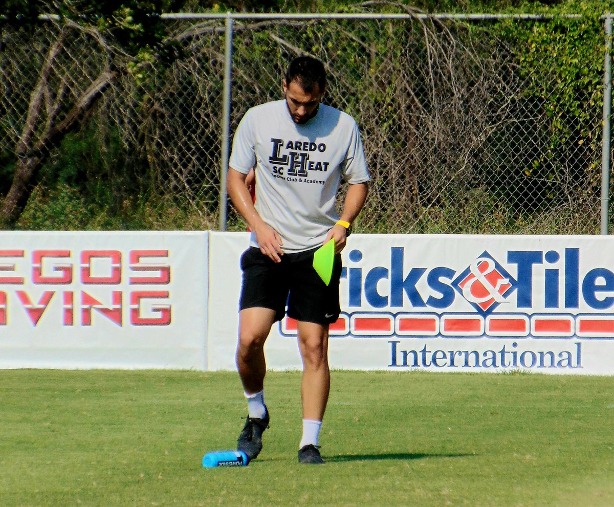 CadenMorrisGK's tweet photo. Morning keeper training...
w/ Coach Raul 🇪🇸 ⚽️
#8amClub
@SATXrecruiting
@RecruitCentex
@50_50Pod https://t.co/hkwemuakYM