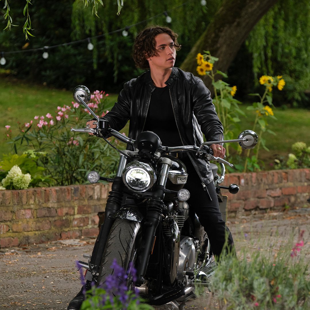 primevideouk's tweet image. Pssst, hey! Here's your first look at #HowToDateBillyWalsh but keep it to yourself 🤫 Coming to @primevideouk 8th September!!