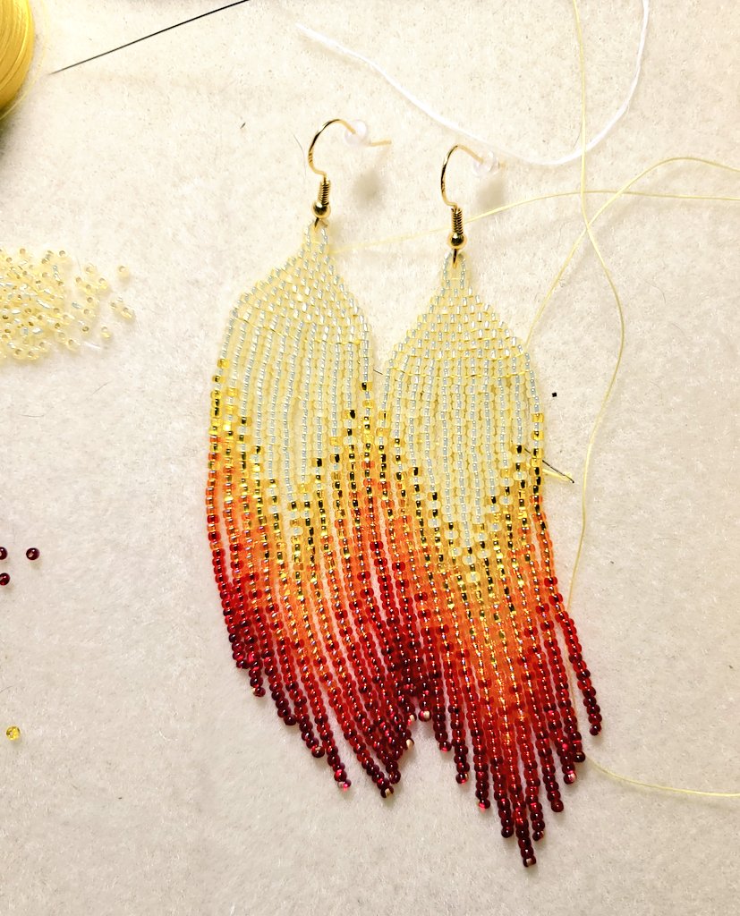 Another pair of earrings!

They'll be for sale later on my etsy, $45 shipped free in the US

#beading #beadedearring #fringeearrings