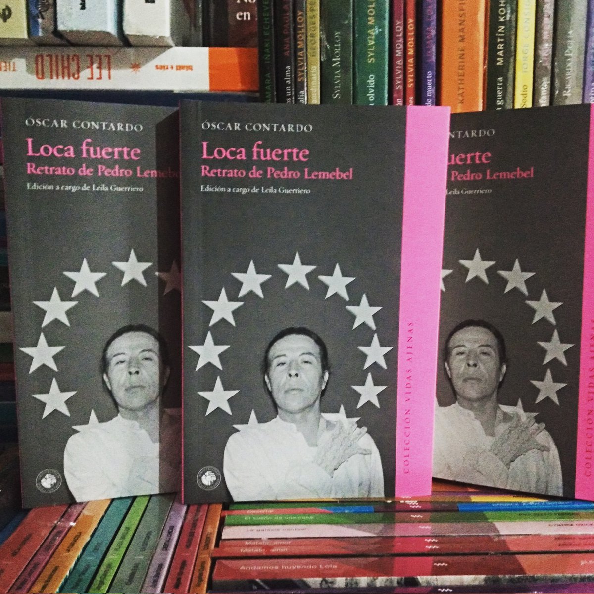 🔥 #Recomendado 🔥 "Loca fuerte. Retrato de Pedro Lemebel" de <a href="/OscarContardo/">Oscar Contardo</a> 
#Novedad de la Colección #VidasAjenas de <a href="/UdpEdiciones/">Ediciones UDP</a> 
"En octubre de 2019, durante el estallido social en Chile, las calles se llenaron de pintadas con el rostro de Pedro Lemebel"