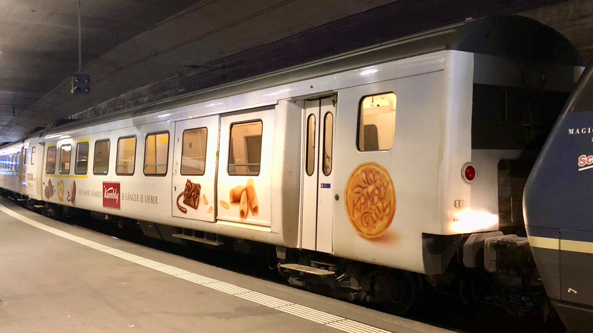 AndreasWiede's tweet photo. La Chaux-de-Fonds🇨🇭to Bern on a #BLS regional service in June 2018: the push-pull trainset is in “Kambly livery” - a popular cookie brand in Switzerland. The cars are of the “EW III” type, originally built for the #SwissExpress in the 1970s - the best Intercity trains back then. https://t.co/pVgUT9Rrrs