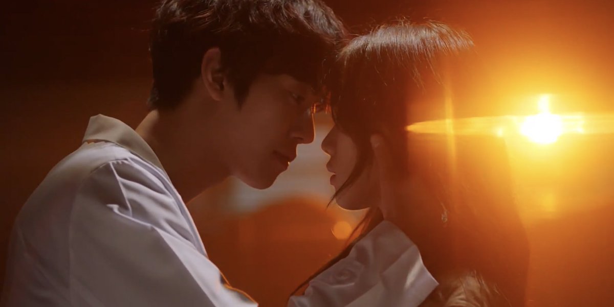 puffedcheeksx's tweet photo. i find it poetic how woojin and eunjae crossed the line in DR2 during sunset, while they got engaged in DR3 during sunrise. i also love the contrasting lights—the fierce orange when they finally cross the line, and the warm blue hues which feels like home.

#DrRomantic3
#우진은재 https://t.co/bRKluNMedr